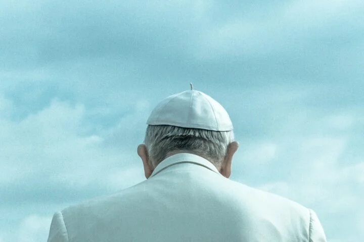 Bilde av pave Frans bakfra.